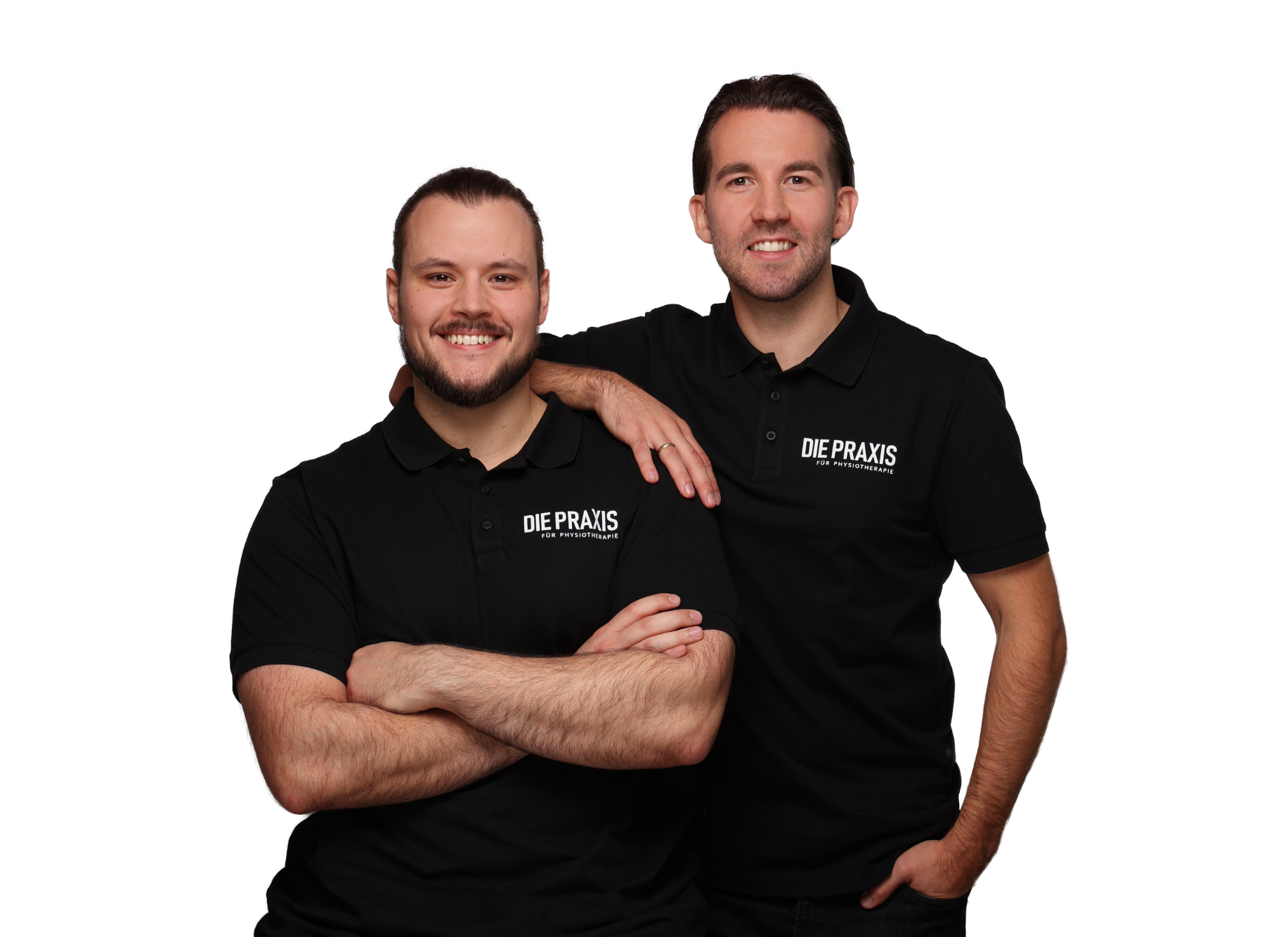 Physiotherapeuten DIEPraxis Zwei Männer in schwarzen Poloshirts mit dem Logo "DIE PRAXIS", lächeln und stehen Arm in Arm. Links, Philipp Dilchert. Rechts, Niklas Leck